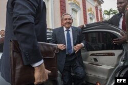 Raúl Castro llega a la sede de la cumbre del ALBA en Caracas, Venezuela.