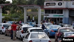 La crisis de gasolina aumentó los últimos meses y largas filas para llenar los tanques de combustible se registraron este año. (Yamil Lage/AFP).