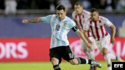 El delantero argentino Lionel Messi dispara el penalti que ha significado el segundo gol para su equipo durante el partido Argentina-Paraguay.