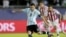 El delantero argentino Lionel Messi dispara el penalti que ha significado el segundo gol para su equipo durante el partido Argentina-Paraguay.