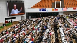 Díaz-Canel aparece en una pantalla mientras interviene durante una reunión con miembros del Convoy Nuestra América en el Palacio de Convenciones de La Habana, Cuba, el 20 de marzo de 2026. Adalberto Roque/Pool vía REUTERS