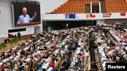 Díaz-Canel aparece en una pantalla mientras interviene durante una reunión con miembros del Convoy Nuestra América en el Palacio de Convenciones de La Habana, Cuba, el 20 de marzo de 2026. Adalberto Roque/Pool vía REUTERS