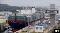 Momentos de la entrada inaugural del buque Cosco Shipping Panamá por la esclusa de Agua Clara en el Canal de Panamá Ampliado hoy, domingo 26 de junio de 2016, en Ciudad de Panamá (Panamá).