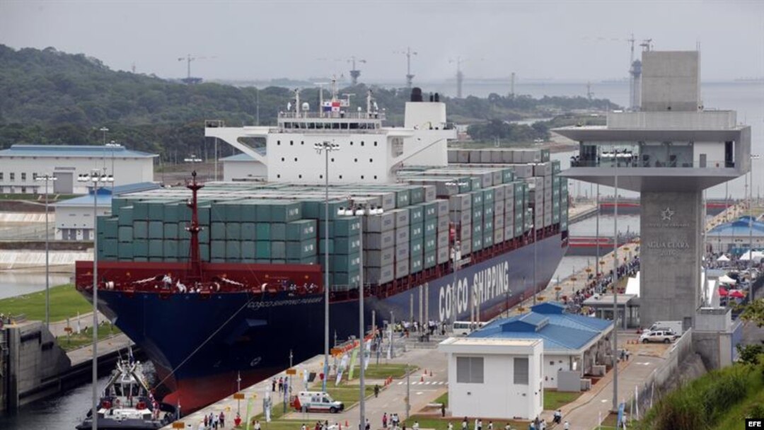Momentos de la entrada inaugural del buque Cosco Shipping Panamá por la esclusa de Agua Clara en el Canal de Panamá Ampliado hoy, domingo 26 de junio de 2016, en Ciudad de Panamá (Panamá).