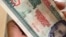 Un billete de 500 pesos cubanos en la mano de una persona.