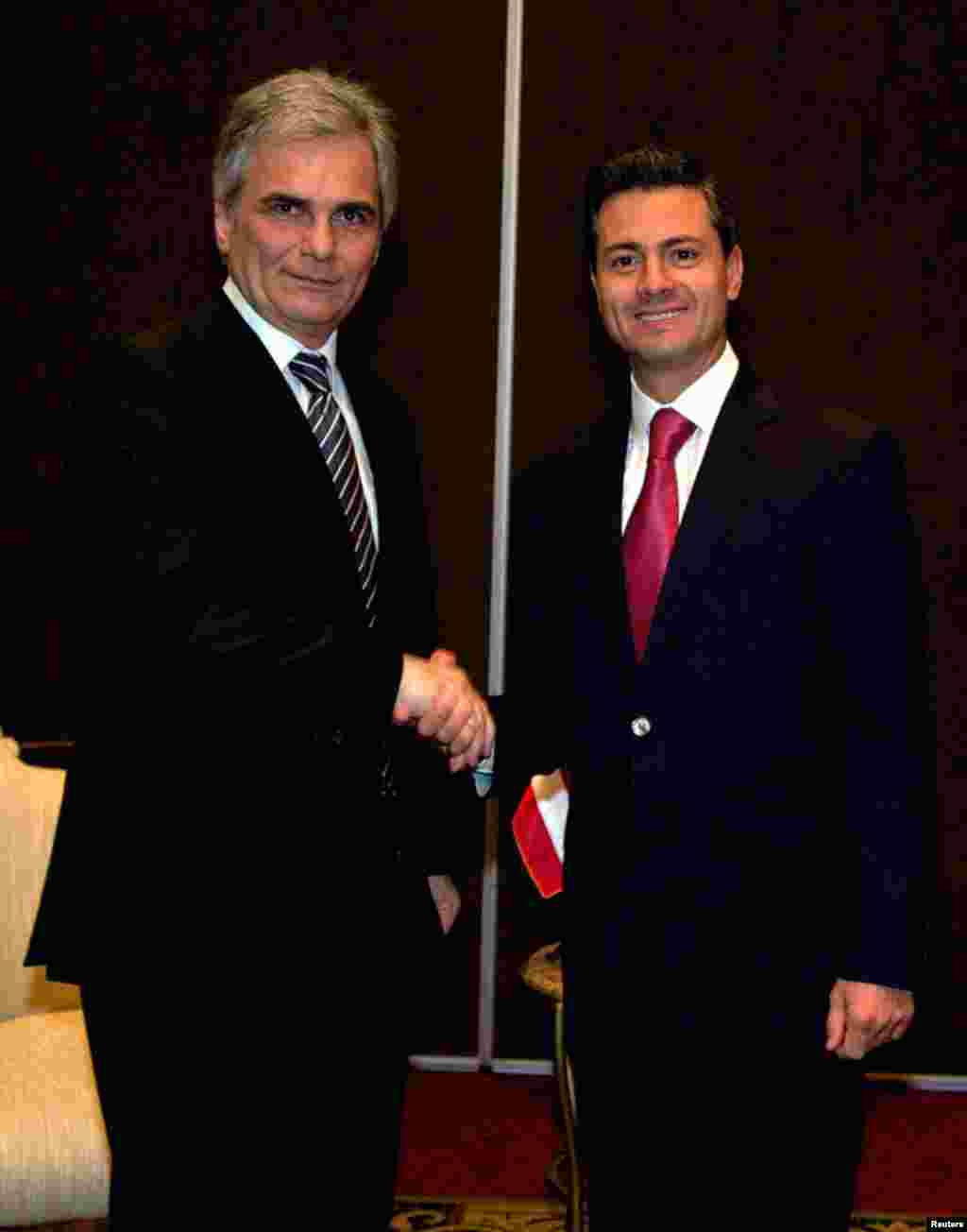 Presidente de M&eacute;xico Enrique Pe&ntilde;a Nieto (D) y el canciller de Austria Chancellor Werner Faymann