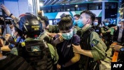 Policía antidisturbio detiene a manifestante en Hong Kong el pasado mes de julio (Isaac Lawrence / AFP).