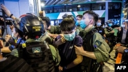 Policía antidisturbio detiene a manifestante en Hong Kong el pasado mes de julio. (Isaac Lawrence / AFP).