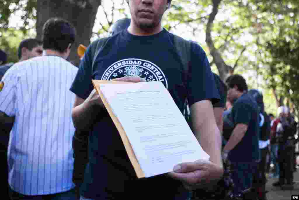 Un estudiante muestra el documento que le fue entregado al embajador de la OEA en Caracas.