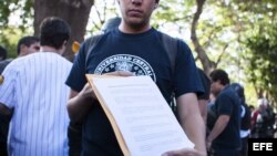 Estudiantes venezolanos entregan carta a la OEA.