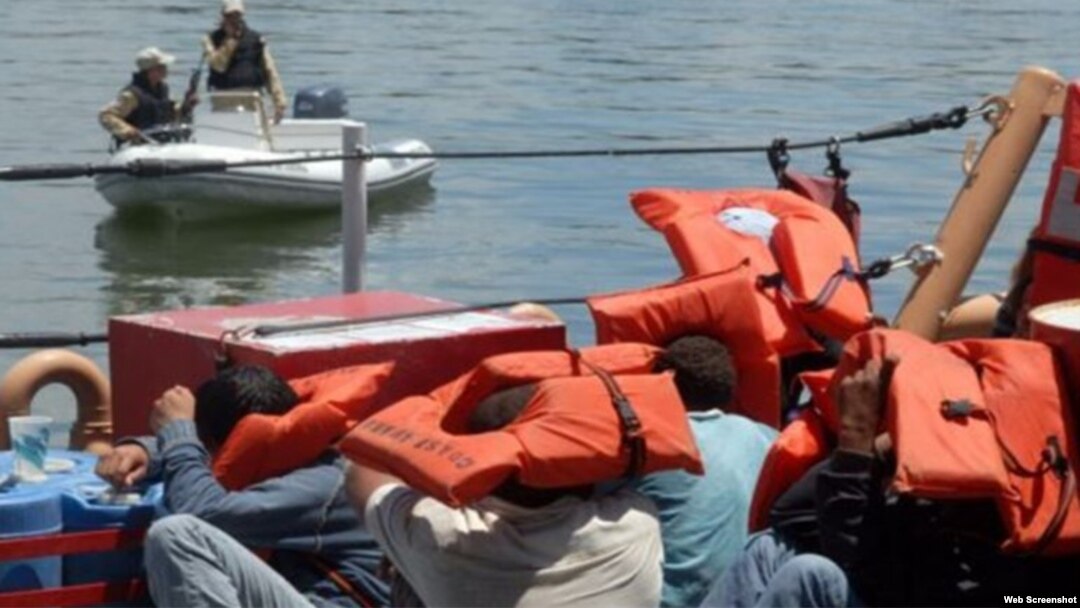 Balseros interceptados en las aguas del sur de Florida.