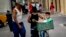 Un padre lleva a su hijo en la cesta de la bicicleta por una calle de La Habana.  (AP/Ramon Espinosa/Archivo)