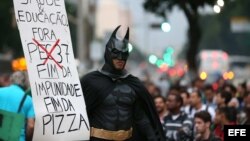 Manifestantes protestaron el 24 de junio de 2013, en la calle céntrica Rio Branco en Río de Janeiro (Brasil).