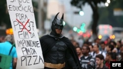 Manifestantes protestaron el 24 de junio de 2013, en la calle céntrica Rio Branco en Río de Janeiro (Brasil).