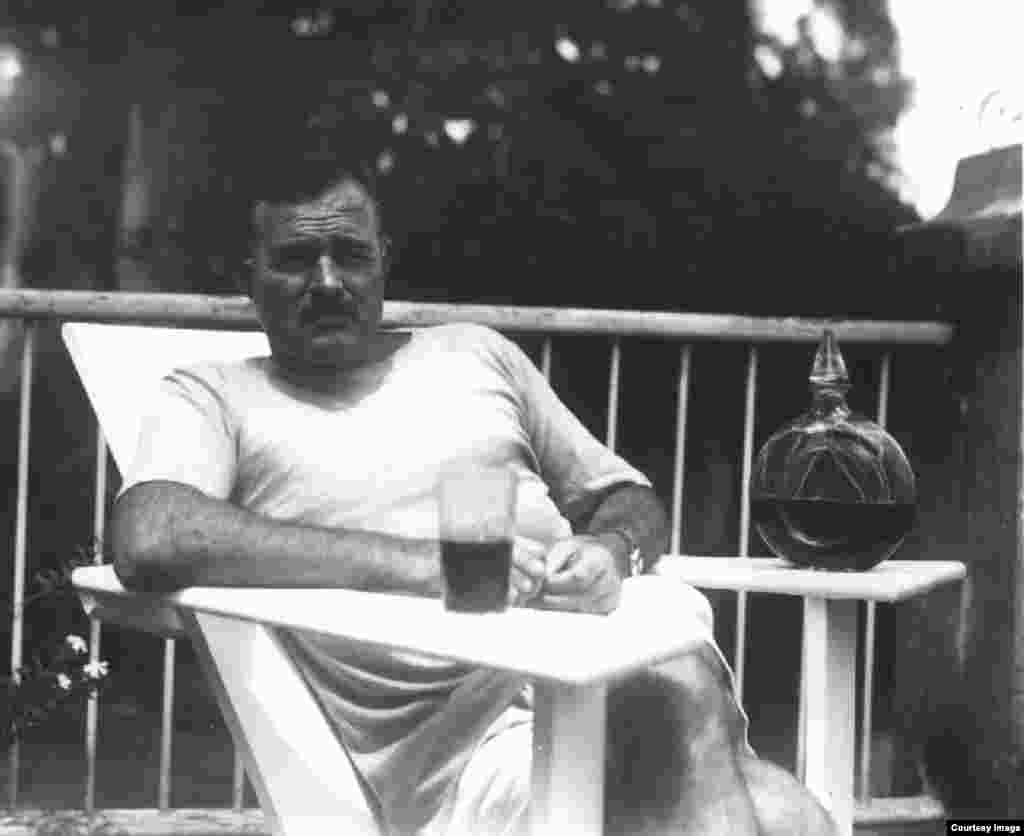 Hemingway en la terraza de la Finca Vigía (circa 1940).
