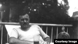 Hemingway en la terraza de la Finca Vigía, c. 1940.