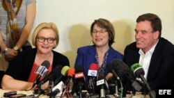 Los senadores demócratas estadounidenses, Claire McCaskill, de Missouri; Amy Klobushar, de Minnesota; y Mark Warner, de Virginia; durante una rueda de prensa en La Habana (i-d).