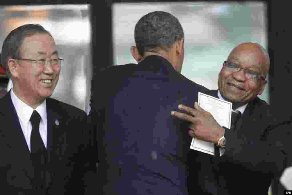 El presidente estadounidense, Barack Obama (c), saluda su homólogo sudafricano, Jacob Zuma (d), en presencia del secretario general de Naciones Unidas, Ban Ki-moon.