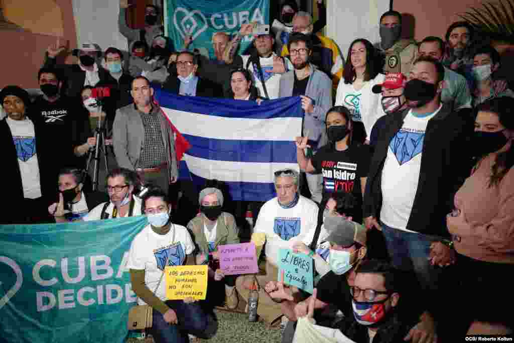 Exilaidos cubanos en la escalinata de la Iglesia GESU 