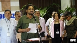 HAB02. LA HABANA (CUBA), 11/06/13.- El número dos de las Fuerzas Armadas Revolucionarias de Colombia (FARC) y jefe de su delegación de paz, Iván Márquez (c), ofrece una declaración ante los medios hoy, martes 11 de junio de 2013, en el Palacio de Convenci