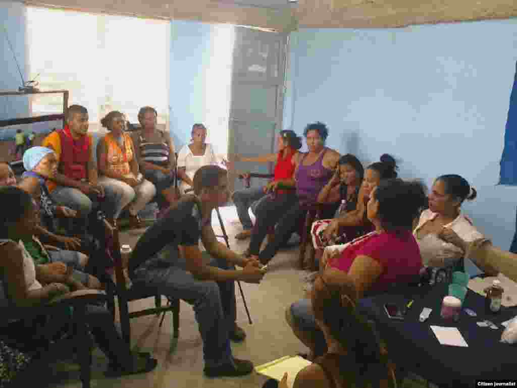 Los activistas fueron liberados y se reúne en la sede de la Union Patriótica en Santiago de Cuba.