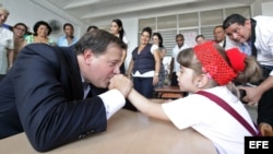 El presidente de Panamá, Juan Carlos Varela, visita una escuela en La Habana. EFE