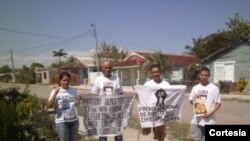 Joan David Milanés (con una muleta) junto a opositores en Santa Cruz del Sur