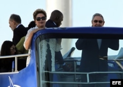 Raúl Castro y la presidenta de Brasil, Dilma Rousseff, suben a un autobús panorámico el 27 de enero de 2014, durante la inauguración de la primera etapa del puerto del Mariel.