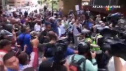 Grupos chavistas golpean a diputados opositores en Caracas