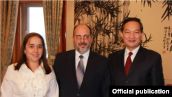 El ministro asistente Zhang Kunsheng posa junto al embajador cubano en China, Alberto Jesús Branco.