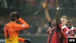 El delantero del AC Milan, Sulley Muntari (c), celebra con sus compañeros el segundo gol conseguido ante el FC Barcelona, durante el partido de ida de los octavos de final de la Liga de Campeones. 