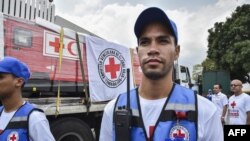 Un miembro de la Cruz Roja Venezolana supervisa la llegada del primer envío de ayuda humanitaria a Venezuela, el 16 de abril de 2019.