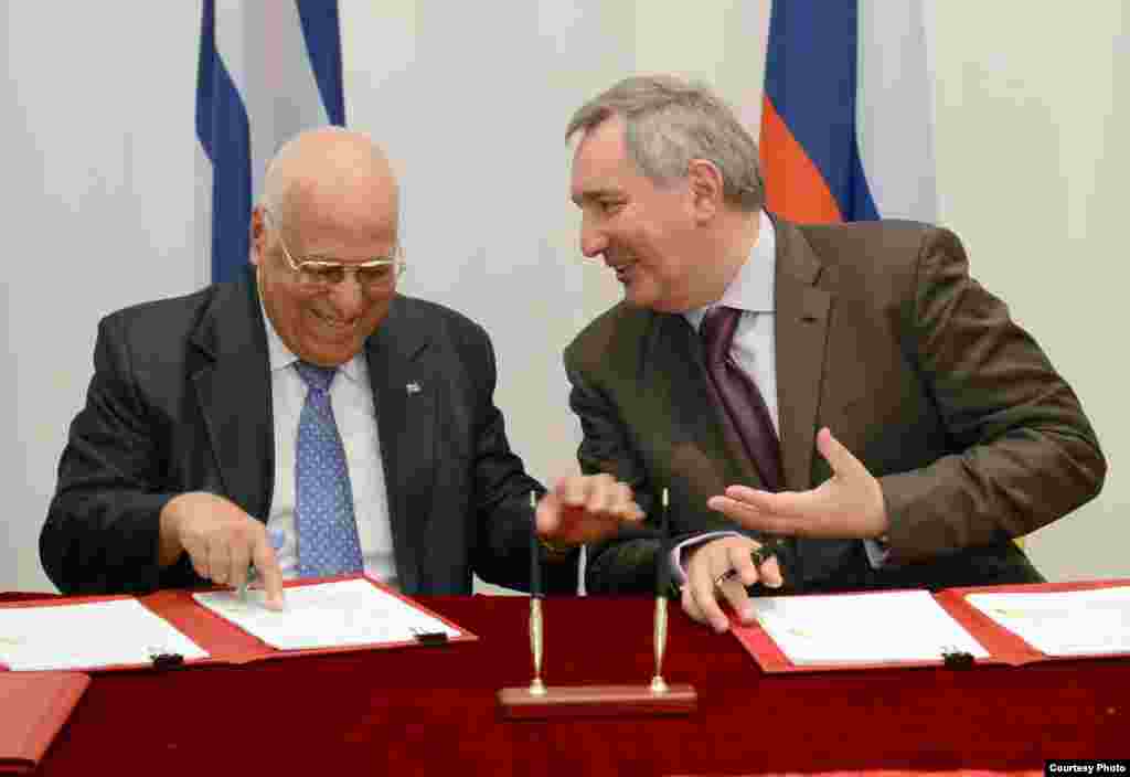 Firmando acuerdos entre Cuba y Rusia, Ricardo Cabrisas y Dimitri Rogozin.