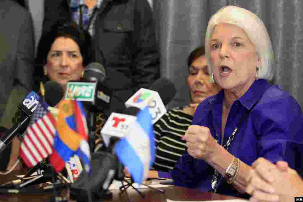 Sylvia Iriondo (der.) habla a los medios durante una conferencia de prensa en Miami para denunciar el fraude en el referendo constitucional del 24 de febrero en Cuba. Al fondo a la izquierda, María Eugenia Cosculluela e Ileana Puig.