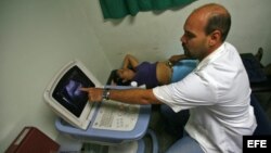 Un médico cubano atiende a una paciente en el Centro Integral de Diagnóstico del programa sanitario Barrio Adentro.