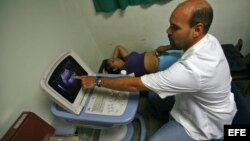 Un médico cubano atiende a una paciente en el Centro Integral de Diagnóstico del programa sanitario "Barrio Adentro".