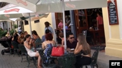 Varios turistas almuerzan en un restaurante privado en La Habana. 
