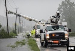 Electricistas reparan los tendidos dañados por Florence en Carolina del Sur.