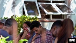 Familiares y allegados de las víctimas del accidente aéreo que cobró la vida a 108 de los 111 ocupantes del avión accidentado en Cuba.
