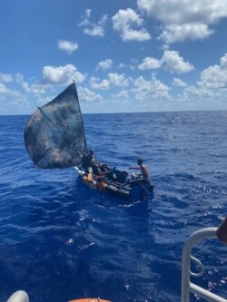 Cubanos huendo de la isla en una embarcación precaria
