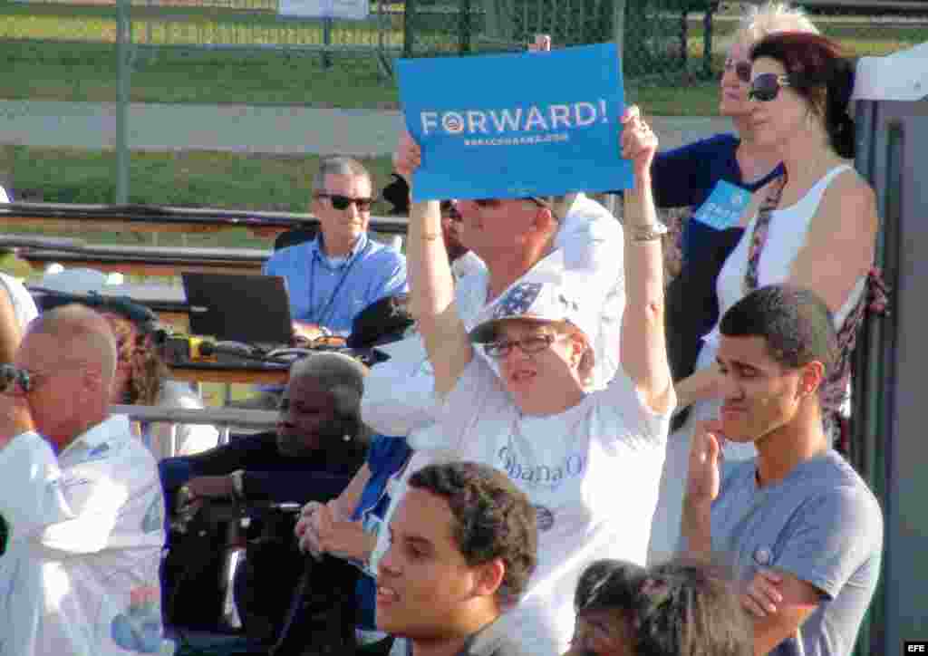 Seguidores del presidente Obama asisten a un acto político en Hollywood, Florida (EE.UU.). 