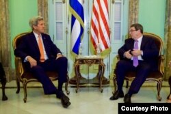 John Kerry con el canciller cubano Bruno Rodríguez.