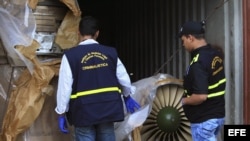 Autoridades panameñas presentan un grupo de contenedores con piezas de aviones.