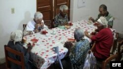 Ancianos desayunan en un hogar gestionado por Cáritas Cubana.