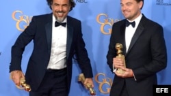 Iñárritu y DiCaprio posan con sus premios Globo de Oro.
