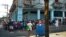 Cubanos hacen fila para comprar comida en una tienda estatal, en La Habana. (YAMIL LAGE / AFP)