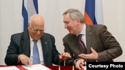 Firmando acuerdos entre Cuba y Rusia, Ricardo Cabrisas y Dimitri Rogozin.