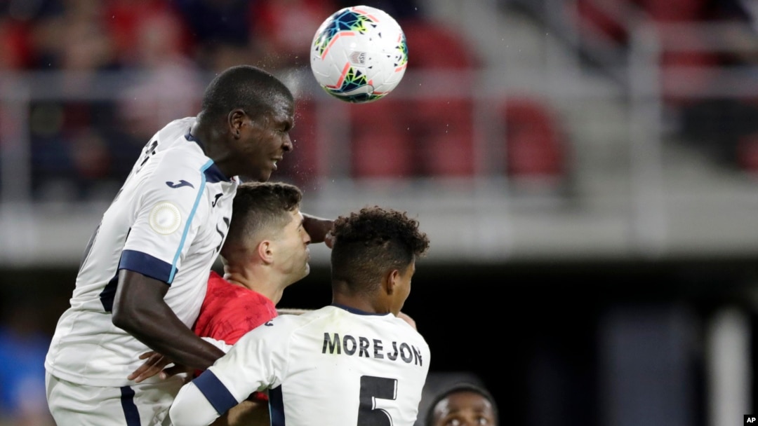 Dario Ramos, izq. Daniel Morejon (5) y Karel Espino (14) se defienden del ataque del estadounidense Christian Pulisic. AP Photo/Julio Cortez