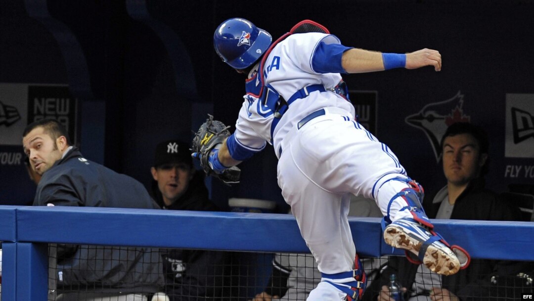 El receptor de Azulejos J.P. Arencibia durante la segunda entrada de un partido ante Yanquis.