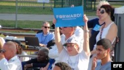 Seguidores del presidente Obama asisten a un acto político en Hollywood, Florida (EE.UU.). 